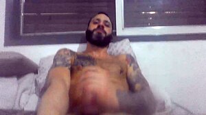 Amateur with pierced nipples jerks until she bursts