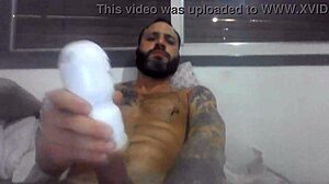 Amateur with pierced nipples jerks until she bursts