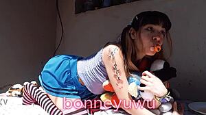 bonneyuwu - 11 01 juego con mis peluches y me tiro leche con mi chupete