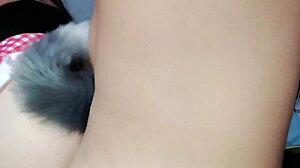 Zorrita caliente con plug anal se masturba y la sorprenden y se la cogen duro