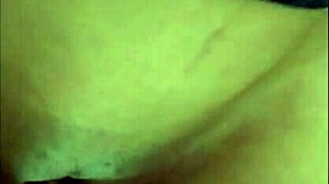 Pau Grande Gozando na Buceta Nova Rosinha Close-Up