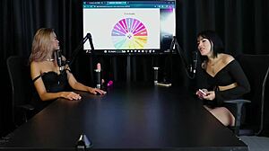 Safada Fica Pelada Geme Gostoso Com O Brinquedinho Alisando Sua Buceta Por Cima Da Calcinh