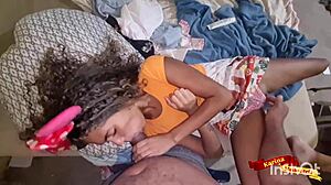 pequena enteada dando cu para o padrasto