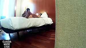 Una gorda le da duro al manubrio de su novio, chupando y masturbando. 😏