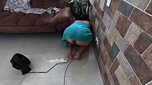 La senora del aseo no sabia que yo estaba en la casa y la grabé