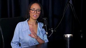 Morena gostosa sensualizes on stripper showing big beautiful tits