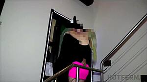 Atendendo a porta fodendo na frente do entregador