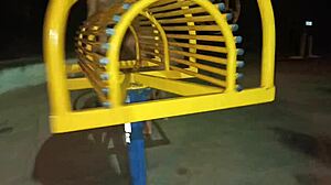 olha essa puta safada dando no meio da praça em público 😈