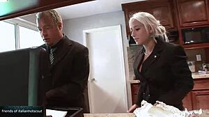 性感金发妹舔逼狂操