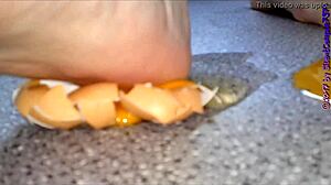 Versatile European BBW amateurs play with feet and toes in homemade fetish.