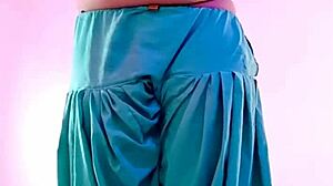 18 year indian girl video leaked showing her sexy body to boyfriend.