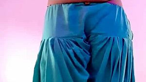 18 year indian girl video leaked showing her sexy body to boyfriend.