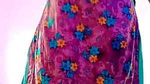 18 year indian girl video leaked showing her sexy body to boyfriend.