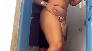 a patroa pediu pro pedreiro olhar a descarga s� pra ficar sozinha com ele no banheiro ela ficou soltinha