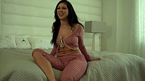 Queenie And Jane Have Sensual Scissors