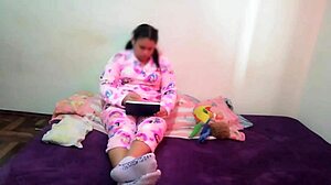 Tengo una hermanastra muy puta cada vez que voy a su cuarto la consigo masturbando siempre quiere chuparme la polla para saca toda mi leche y tragarsela toda