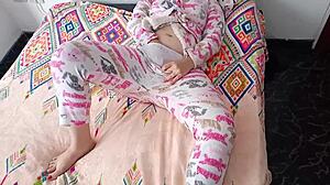 mi esposo prefiere computadora a follarme asi que su amigo me mete mientras juega