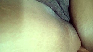 Morena caliente recien levantada con los pezones de su tetas duras y con el coño mojado se hace un rapidin