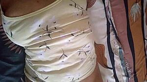 Morena caliente recien levantada con los pezones de su tetas duras y con el coño mojado se hace un rapidin