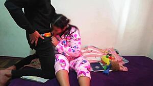 Tengo una hermanastra muy puta cada vez que voy a su cuarto la consigo masturbando siempre quiere chuparme la polla para saca toda mi leche y tragarsela toda