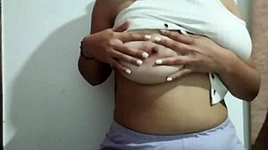 Milf Masajea Sus Grandes Senos Ocn Mucho Placer Video Real Casero