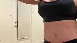 Bodybuilder wife flexes muscles for horny fans