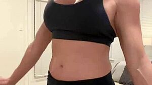 Bodybuilder wife flexes muscles for horny fans