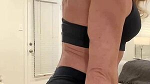 Bodybuilder wife flexes muscles for horny fans