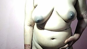 Hot Indian girlfriend gets fucked at home!