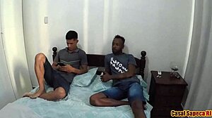 Meu marido saiu e deixou seu sobrinho tímido aos meus cuidados descobri que o novinho nerd tem uma piroca enorme e fode muito bem