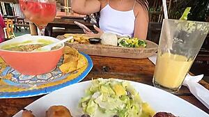 invito a la de tinder a comer y al final le cobro la comida con su coño