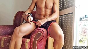 猛男狂捅飞机杯爽翻天