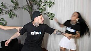 comi mina escola pego