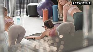 瑜伽变成热辣三人行