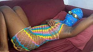 Morena abierta esperando