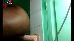 黑假屌猛插骚穴