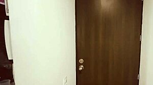 Entrenadora personal sudando